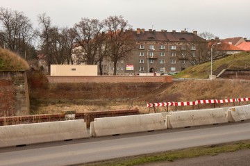 Mimo jiné i z důvodu ochrany před velkou vodou, byla dokončena cihlová zeď napříč vodním příkopem mezi kavalírem 8 a Dolní vodní branou.