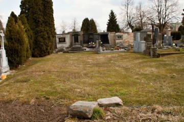 Ruských hrobů je na hřbitově více. V popředí fotografie leží dva povalené srbské náhrobky