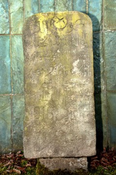 Exotické písmo na náhrobním kameni.