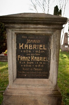 Druhý nalezený náhrobní kámen – Franz Kabriel. Četař 7 roty 92 pěšího pluku. Zemřel 18. 1. 1915 v rezervní nemocnici v Mostě na zánět osrdečníku a ledvin
