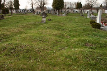Převážná většina vojenských hrobů dnes již nemá žádné označení.