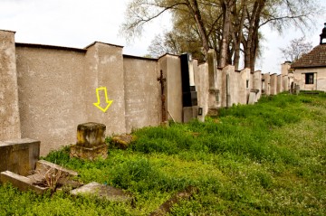 U hřbitovní zdi (část B) jsou dva samostatné hroby vojáků, židovského vyznání.