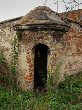 Strážnice vystavěna ve vnější zdi okolo prachárny.