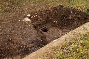 Při odkrytí nové dlažby byla nalezena i původní pískovcová uliční vpusť do kanalizace.