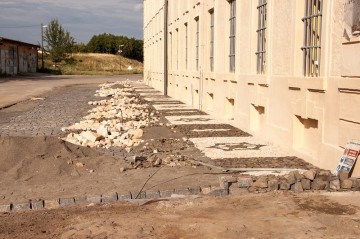 Pokládka nové dlažby před areálem Dělostřeleckých kasáren.