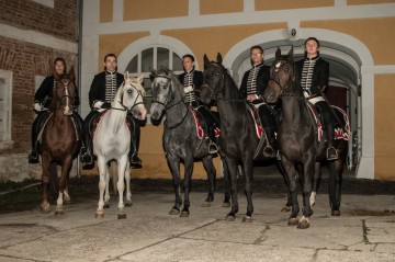 Také jezdci na koních budou součástí večerního pochodu.