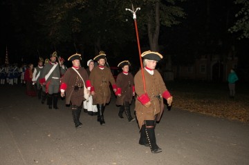 A je to tu, jednotky vojsk se vydávají na pochod k základnímu kamenu pevnosti Terezín.