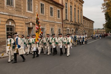 Vojska opět pochodují městem Terezín.