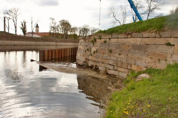 Roh části nábřežní zdi řeky Ohře u horního retranchementu. Při zahájení oprav v roce 2012.