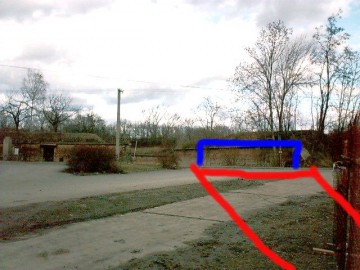 Červené ohraničení znázorňuje původní vzhled, před odkrytím příkopu a mostu. V modrém rámečku lze spatřit původní zábradlí mostu.