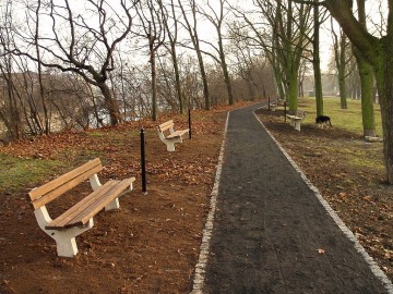 …nové jsou i lavičky na odpočinek ve stínu stromů při procházce.