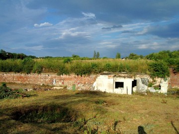 Ještě nedávno zde stály zbytky domku, zničeného při záplavách v roce 2002.