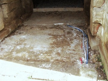 Pod nově položenou dlažbou se ukrývají novodobé kabely, bodové osvětlení a hadice pro rozvod pitné vody.