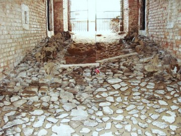 Po dvou stoletích jsou původní čedičové kameny znovu usazovány do vnitřních prostor poterny.