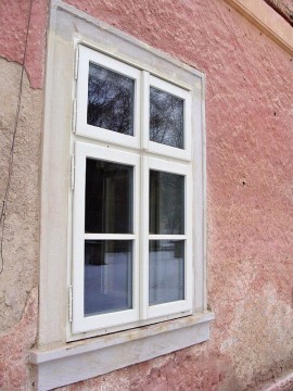 Po opravě jsou vyměněny veškeré dřevěné rámy a pískovec okolo oken je očištěn opískováním.