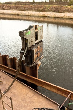 Zařízení, jehož pomocí (váha zařízení zavěšeného na jeřábu a vibrace), jsou larseny zaráženy do dna řeky Ohře. Na fotografii není zachyceno lano jeřábu.