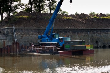 Proti proudu řeky jsou u nápustných stavidel do dna zaráženy larseny. Z technických důvodů je celá technologie umístěna na pontonu.