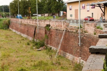 Zeď nese známky značného poškození vnějšího opláštění.