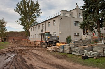 Výstavba protipovodňové zdi u sokolovny. Zatím vznikají pouze základy pro betonáž.