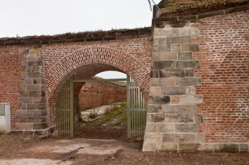 Opravená brána mezi bastionem a kavalírem.