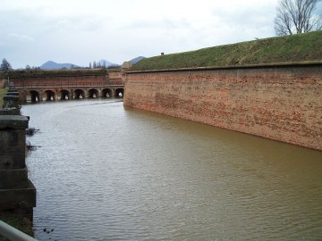 Příkopy okolo Malé pevnosti jsou již plné vody.