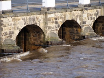 Pevnostní most přes řeku a hladina vody.