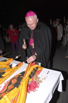 Mons. Mgr. Jan Baxant přibíjí hřeby
