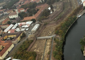 Letecký pohled na Horní vodní bránu pevnosti Terezín. Foto: Hynek Gazsi
