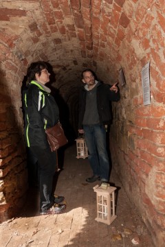 Příjemným zpestřením muzea je možnost využít i komentovanou prohlídku pevnosti s průvodcem – včetně temného a chladného systému podzemních chodeb.