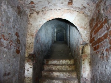 V některých částech minové chodby jsou doposud zachovalá schodiště