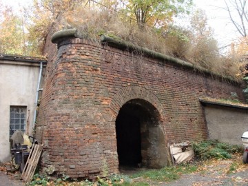 naprosto odlišný vstup do podzemí Bastionu 4. Cihlová klenba již v jiné části dochované pevnosti není použita.