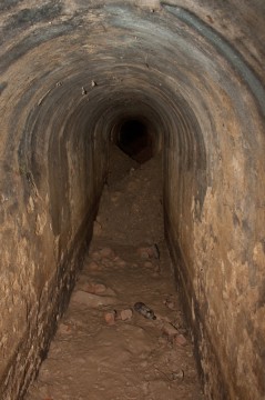 Smutný pohled na vysypané výklenky v hluboké minové chodbě..