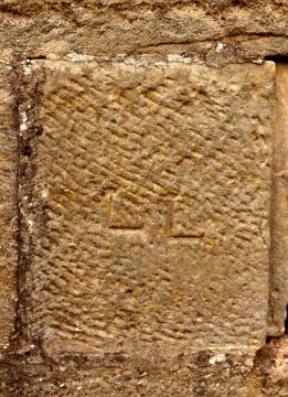 Na závěr „potřebné“ nápisy – kamenické značky z doby výstavby pevnosti…