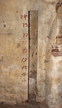 Pravděpodobně čísla trámů, které měly být vkládány do vybrání ve zdi.