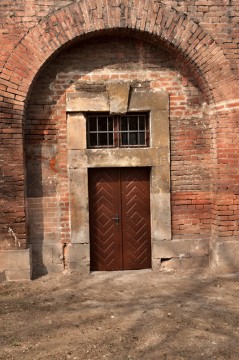 Detail nově repasovaných dveří bývalé strážnice.