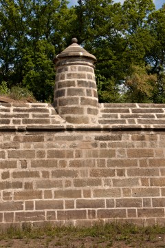 Ve středu střechovitého zakončení batardeaux je vystavěna věžička (panenka), která znemožňovala případný pokus o překonání – přijití vrchní části batardeaux.