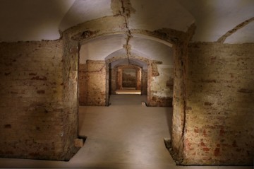 Pohled do vnitřních prostor kavalíru 2. Fotografie zachycuje stav před zahájením rekonstrukce těchto prostor.