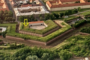 Šipka na letecké fotografii označuje kavalír 2 – bývalou pevnostní pekárnu.
