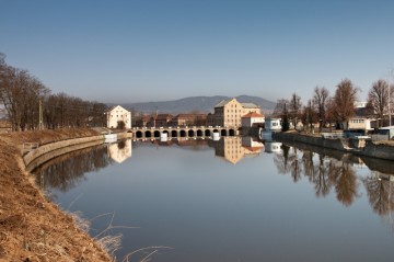 Řeka Ohře a pevnostní most. Po pravé a levé straně mostu jsou splavové mlýny.