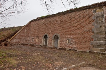 Druhá pomocná prachárna bastionu č. 2. Levé dveře – vstup do prachárny. Pravé dveře – vstup k prachárnám a do střelecké galerie bastionu.