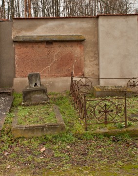 Celkový pohled na náhrobní kámen vojenského architekta Toussaint de Cornerot.