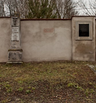 Ve hřbitovní zdi, je zasazena nenápadná deska, na které je možné přečíst pouze jméno – Pauline Schubert.