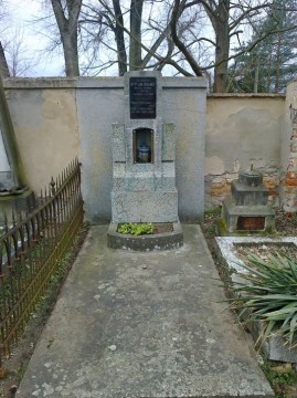Uvnitř náhrobního kamene je již opět vsazena urna. Foto – archív Radomír Sumič.