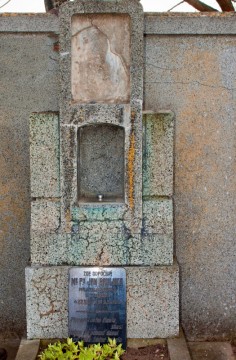 Náhrobní kámen před opravou. Foto – archív Radomír Sumič.