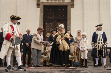 Paní starostka města Terezín oznamuje panovnici, že s koncem volebního období, definitivně opouští svůj úřad.