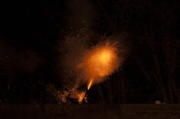 Fotografie asi není potřeba komentovat – vychutnejte si úžasné efekty ohně v noční bitvě…