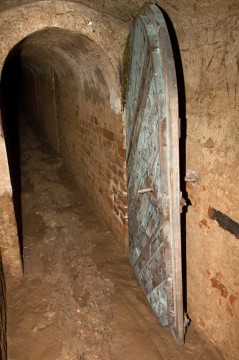 Vodní tráva v horní části a neporušené bahno pod dveřmi je důkazem, že dveře nebyly při velké vodě uzavřeny.