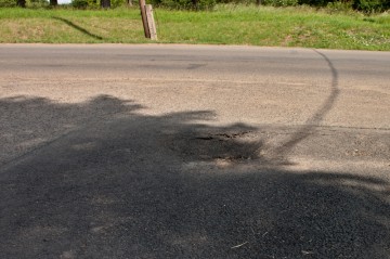 Propad asfaltové vozovky nad nedávno opravenou klenbou.