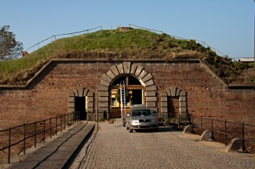 Scénář letošní bitvy si mimo jiné žádá i stavební úpravy v podobě uzavíratelné brány pevnosti. Tesařské práce provádějí členové oddílu Sappeur Corps Terezín.