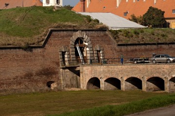 Scénář letošní bitvy si mimo jiné žádá i stavební úpravy v podobě uzavíratelné brány pevnosti. Tesařské práce provádějí členové Sappeur Corps Terezín.